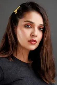 Mansi Srivastava como: Shivani Raghu Seharia