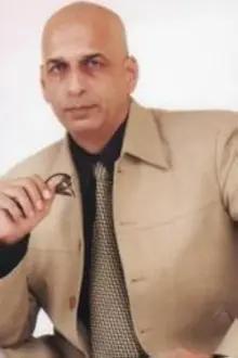 Saurabh Dubey como: Dr. Akhilesh Trivedi