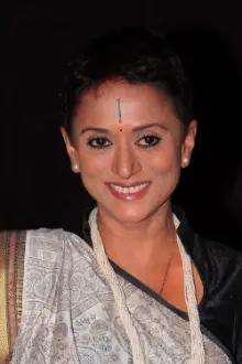 Kruttika Desai como: Geeta Kapoor