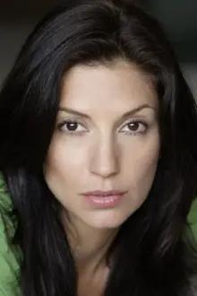Nicole Sherwin como: Giulia Pedina